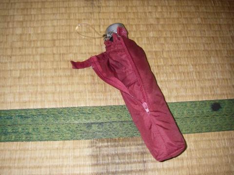 カバーもジッパーとベルクロが付いてて豪華になってます。