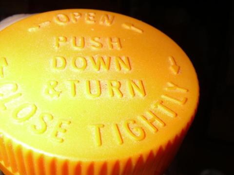 ボトルのキャップはいじり止め付きです。