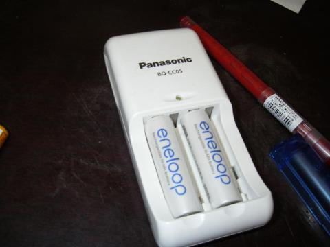 ちなみにeneloopも充電できちゃったりします。