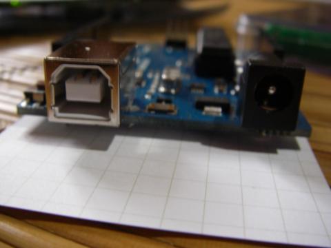 電源はACアダプタかUSB A端子によるバスパワーから供給されます。