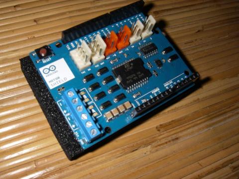 左側のブロックにモーターを接続します。