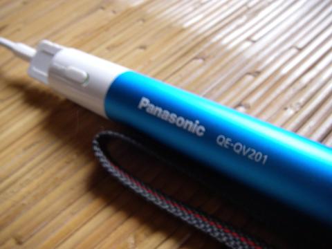 充電器に充電池を入れるの図