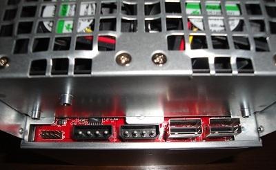 4ピンコネクタ x2、SAS x2