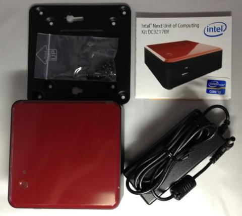 付属品はACアダプタ、VESAマウンター、説明書