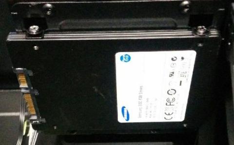 設置するが…ネジ穴のピッチがあっておらず浮いている…orz