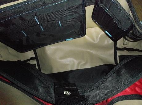 写真上部に映っているものは、取り外し可能なバッグ・オーガナイザー。小物を入れるのに便利。