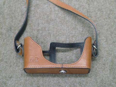 レンズの真下に縫い目がくるのが特徴的...