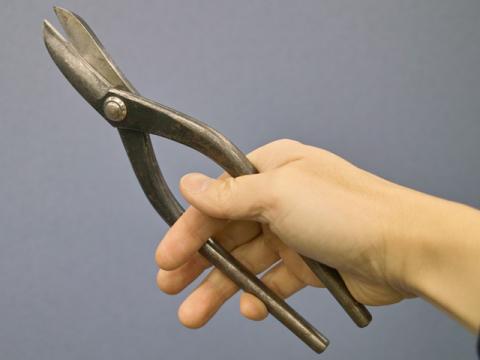 私の持ち方。人差し指を内側に入れると刃を戻しやすい。