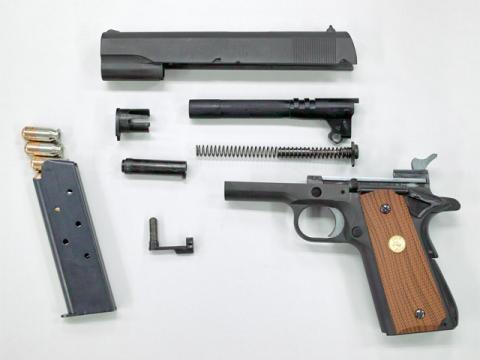 分解するのもモデルガンの愉しみのひとつ?