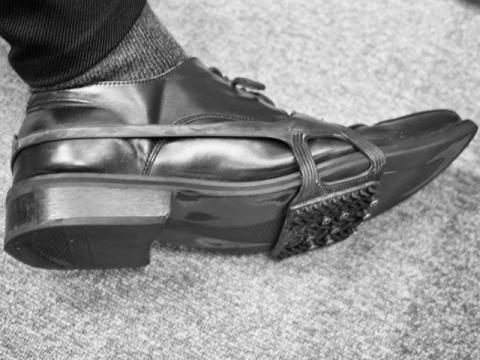 ボロい靴に装着して出勤! スパイクに関係なくちょっと水が浸みたかもw