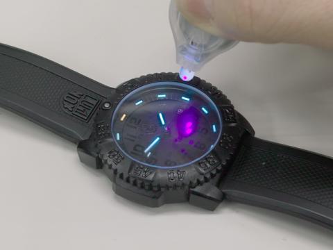 写真の時計はトリチウム管なので照らしている時しか明るく光りません。