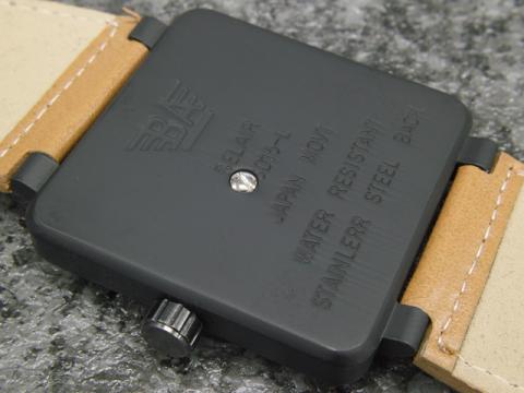 ウラ面のねじは分解用の穴ふさぎです。