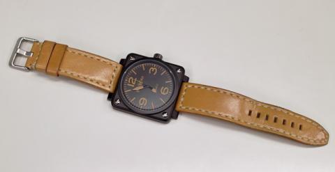 同色のヌメ革ベルト24mmを装着したところ。