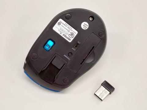 裏側に電池ボックスや電源ボタン、コネクトボタン等があります。