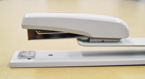 本体は普通のホッチキスに似ていますが、3号針仕様です。