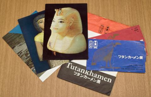 当時のチケット(右)と記念絵はがき