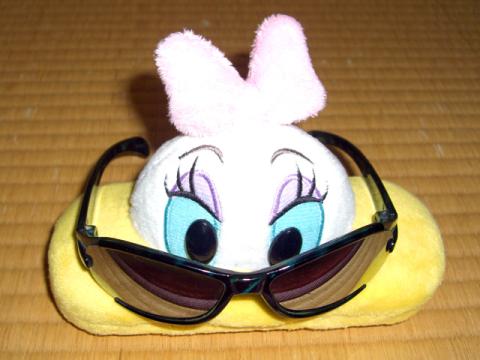 普通のメガネ不在のため、子供用サングラスをかけさせてみましたw