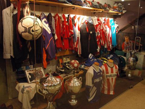 スタジアム内のレストランに飾ってあったグッズ。へぇ...