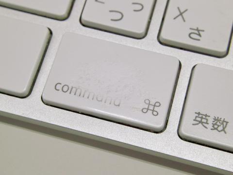 ちょっと分かりにくいですが、親指の爪が当たって文字が削れてしまいました...