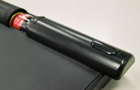 電池は裏側のここにセット。