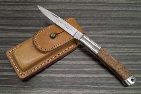 取り出しやすい革製の専用ケース付き