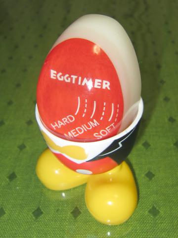 とりあえずミッキーのエッグスタンドに乗せてみましたw