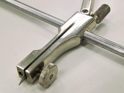 溝の間に刃を入れて固定するしくみです。