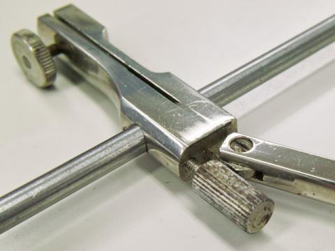 アームへ固定する事で半径を保持します。