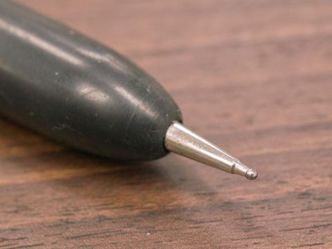 先端に球が付いたような形状、ボールペンの先よりも球面が広い。