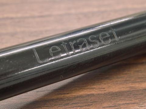 主張しすぎないロゴ...なのか、ただ単に色が変わってしまっただけなのか?w