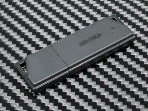 キャップは方向性がありますが、裏表どちらでも付けられます。外した時に反対側には付かないのがちょっと不便...