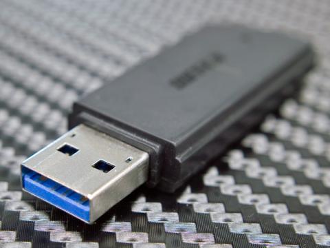 USB3.0だからここも青いのかな?