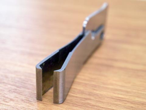 平らな爪切りのような感じですね。