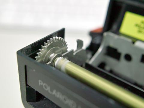 フタ内部の様子、このローラーを通してフィルムが出てきます。