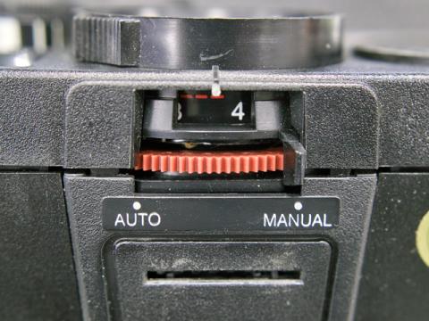 赤いギヤがマニュアルピント合わせ用のダイヤルです。