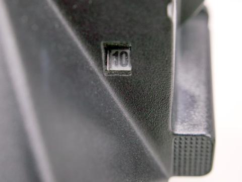 フィルムの残量は背面の窓内に表示されます。