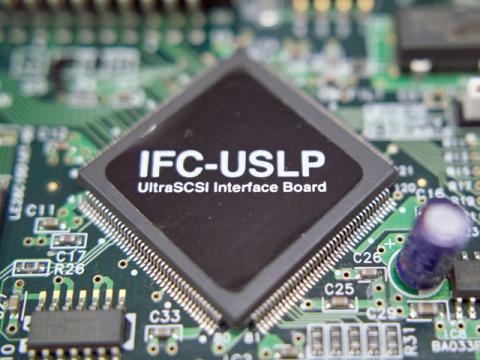 製品名が記載されたシールが貼られたコントローラチップ