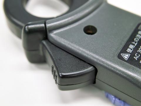 トリガーを押すとクランプが開きます。