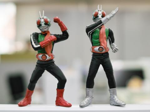 モニタの上でキメポーズ(ビシッ)!