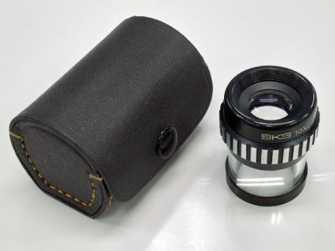 専用レザーケース付きです。