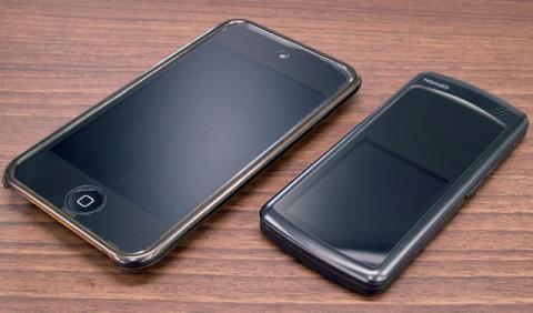 iPod touch 4th(左)との比較。