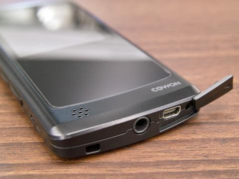 下部にイヤホンジャックとUSBポートが付いてます。