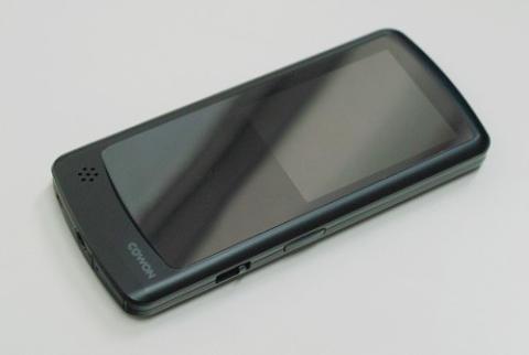 右側面の下が電源スイッチで、上がMENUボタンです。