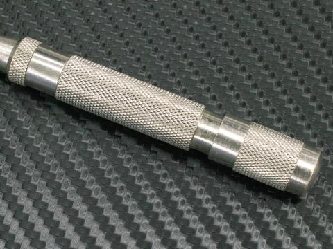 チェッカリングの例(ただし、このような量産品はヤスリで彫っている訳ではないです)