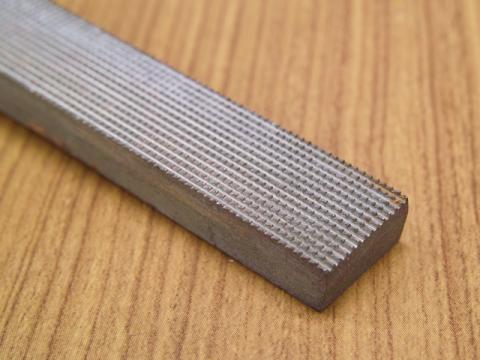 肉厚の材料に縦方向にだけ目立てられています(片面仕様)