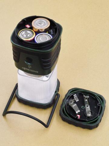 単三形電池を3本使用。不揃いなのは当時品薄でかき集めたため...