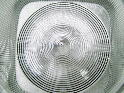 ホヤカバーの内側にある段々な反射板で光を横方向に飛ばします。