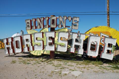 ラスベガスのネオンミュージアム、というかネオン墓場...(圧縮画像です)