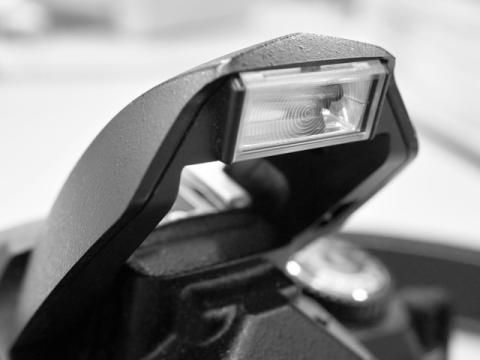 オートにするとすぐにパカッと出るのが鬱陶しい内蔵スピードライトw