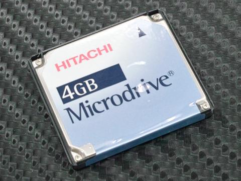 厚み以外はCFカードとほぼ同じ大きさです。